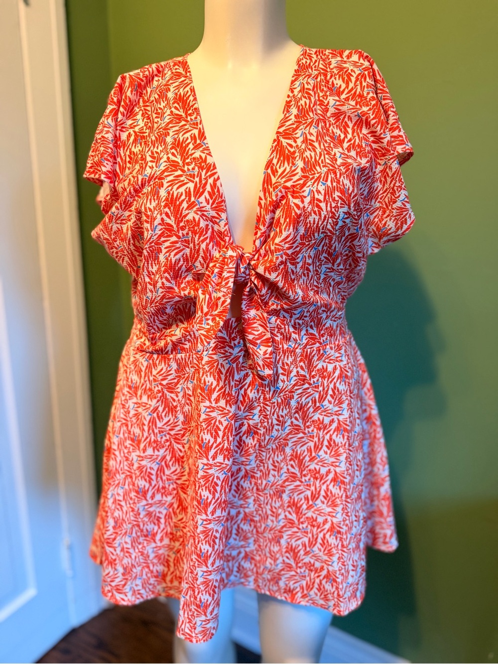 AGQT - Red Leaf-Print Tie-front jumper shorts with Flutter Sleeves
